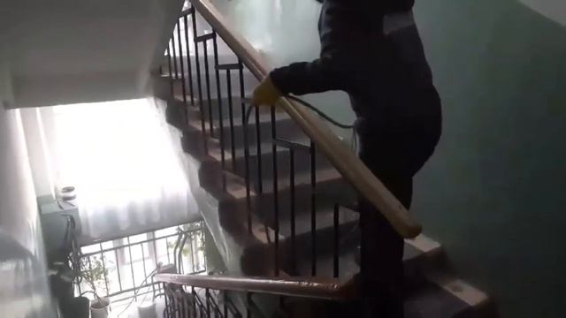 Дезинфекция подъезда безвоздушным распылением аппаратом HYVST SPX 1250-310 смотреть онлайн