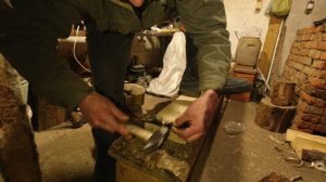 Как делают охотничьи лыжи с камусом. Мастер по изготовлению лыж.