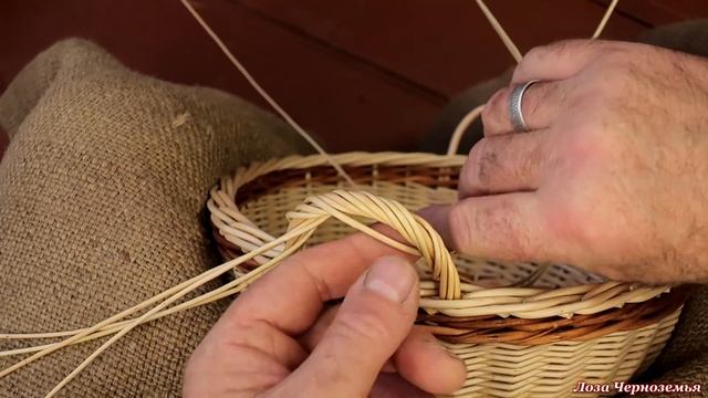 Плетение приплетение ручек-ушек к фруктовнице-хлебнице из лозы, ивового прута смотреть онлайн