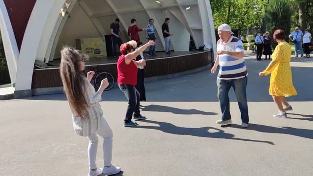 Босая Танцы 🕺🕺🕺в парке Горького Май 2021 Харьков смотреть онлайн
