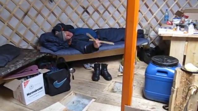 Чивыркуй 2011 Андрей с Иваном рыбачат..MOV