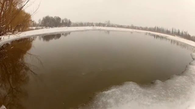 Купание в проруби. Харьков (Немышля закаливание карьер) 27 01 2015 GO PRO HD HERO 2 смотреть онлайн