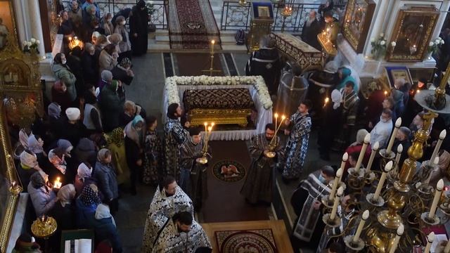 Митрополит Вениамин совершил утреню с чином погребения Господа Иисуса Христа смотреть онлайн