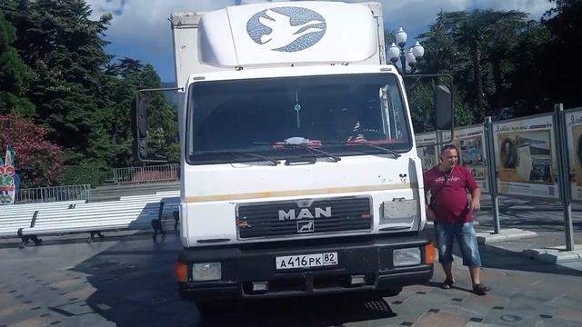 День города 12 августа в 10.00 на набережной Ялты начался с бесплатных экскурсий для всех желающих.