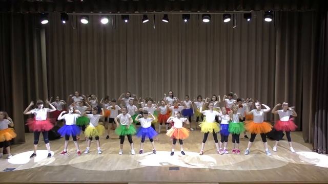Танцевальный коллектив "В движении". Танец "Устроим танцы" смотреть онлайн