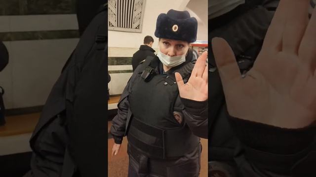 Индусы в метро продают технику / Полиция бездействует смотреть онлайн