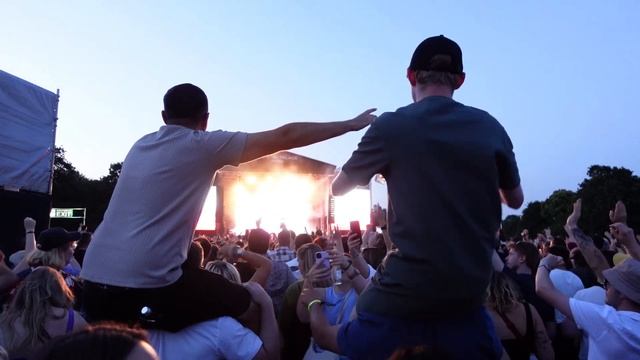 CONCERT VLOG + dying my hair pink & thrifting in Brighton ?? смотреть онлайн