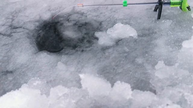Зимняя рыбалка деревня Старые чемоданы смотреть онлайн