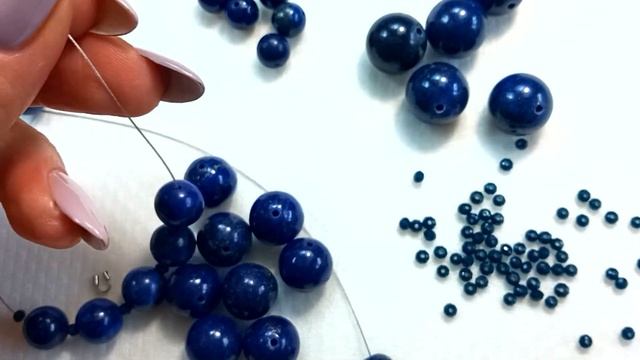 #izkamnei Как сделать простые бусы из лазурита своими руками Мастер класс смотреть онлайн