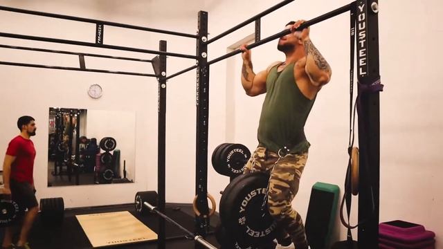 НАКАЧАЛСЯ ТОЛЬКО НА ТУРНИКЕ И БРУСЬЯХ !! смотреть онлайн