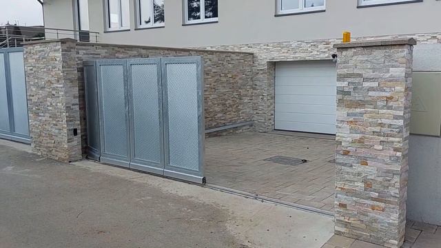 Dvě sekční brány za roh TAHOKOV 2023 (www.plotyodoty.cz) смотреть онлайн