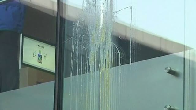 Beijing Apple store egged in iPhone 4s clashes смотреть онлайн