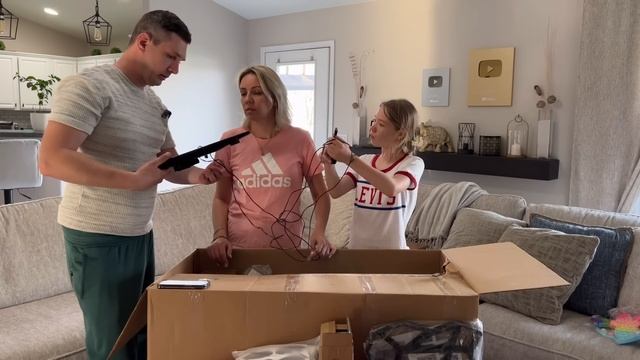 КУПИЛИ ЗА $300 ПОТЕРЯННЫЕ ПОСЫЛКИ/ ЧТО ВНУТРИ? #потерянныепосылки смотреть онлайн