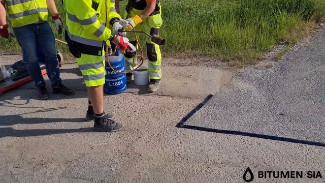 Как укладывать битумную ленту пластырь для ремонта асфальтовых поверхностей / road repair смотреть онлайн