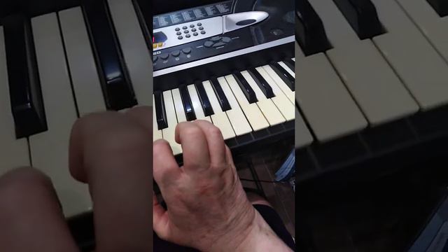 Вера Александровна играет на синтезаторе чуть-чуть. смотреть онлайн