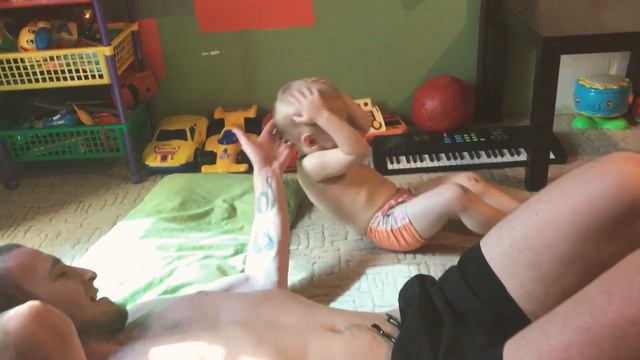 Правильный пример от правильного папы 💪🏼 учим ребёнка качать пресс. Захар и Макар #56 смотреть онлайн