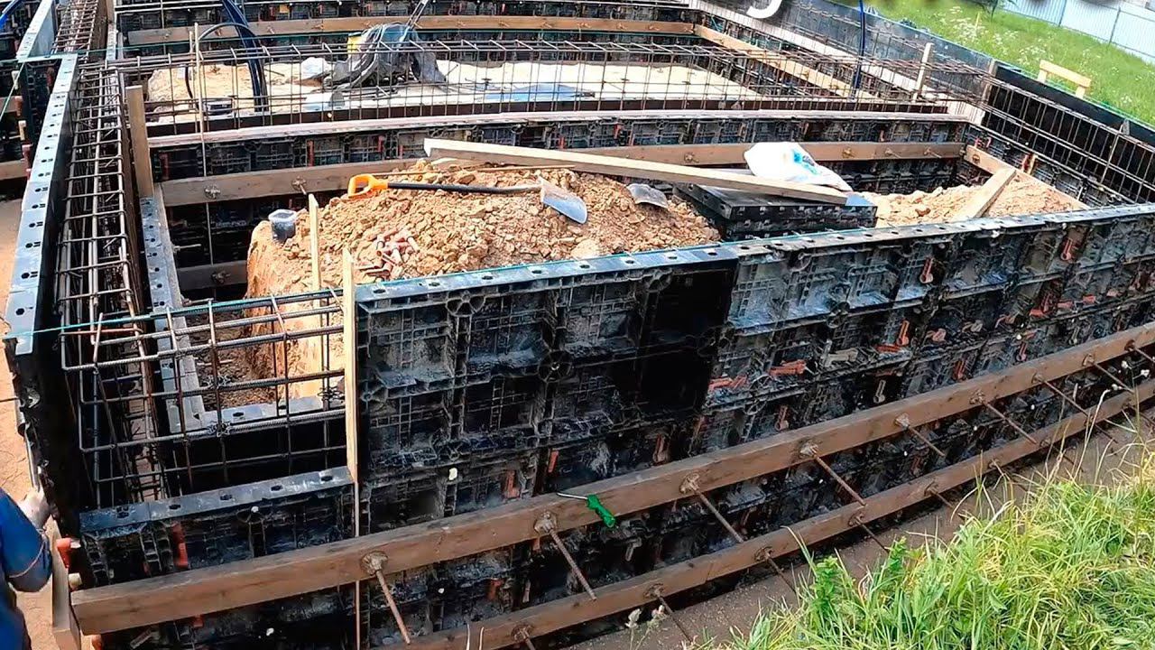 ЛЕНТОЧНЫЙ ФУНДАМЕНТ ДЛЯ НАГРУЗКИ В 300 ТОНН. ЩИТОВАЯ ОПАЛУБКА ИЗ ПЛАСТИКА смотреть онлайн