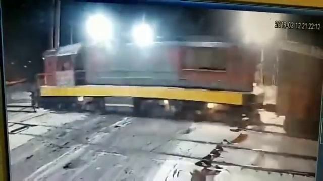 В Няндоме поезд сбил женщину с ребенком. смотреть онлайн