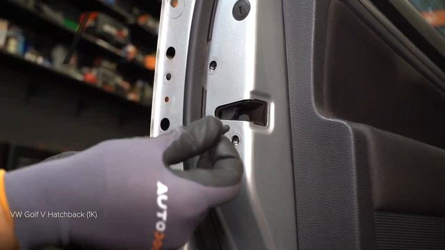 Kā nomainīt durvju slēdzenes VW GOLF 5 [AUTODOC VIDEOPAMĀCĪBA] смотреть онлайн