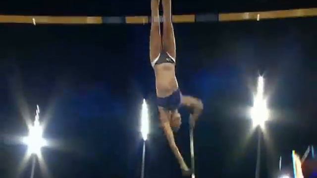 Елена Исинбаева рыдает!!! уходя из спорта... - Yelena Isinbaeva cries смотреть онлайн