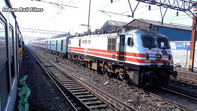 Lighting Fast Accelerated WAP-5 Loco Skip Between Railgate & Station with ICF Train | Indian Railwa смотреть онлайн