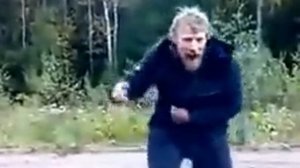 Бомж бежит за машиной и танцует