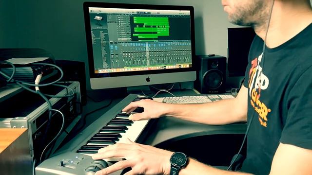 Recreating the BBC news theme tune with only Logic Pro X instruments смотреть онлайн