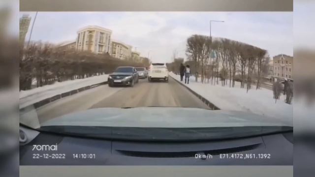 Девушка попало под колеса в Астане 😰 смотреть онлайн