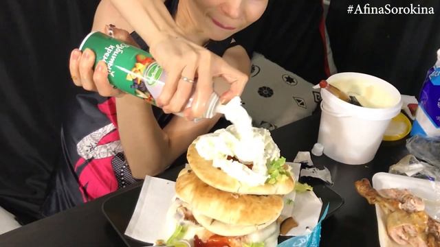 ТЕЛКА ЖРЕТ БУРГЕР смотреть онлайн