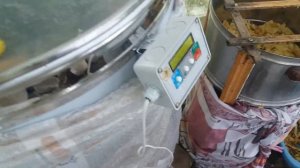 Медогонка автоматическая 4х рамочная "Пчелотехника". Откачка акации.
