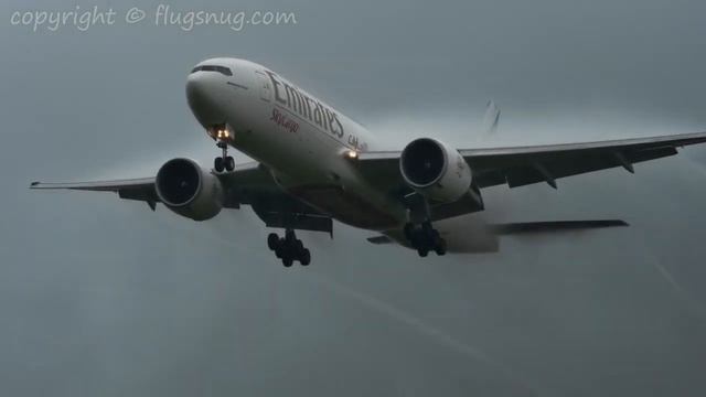 Дождливое небо и летящий самолёт. смотреть онлайн