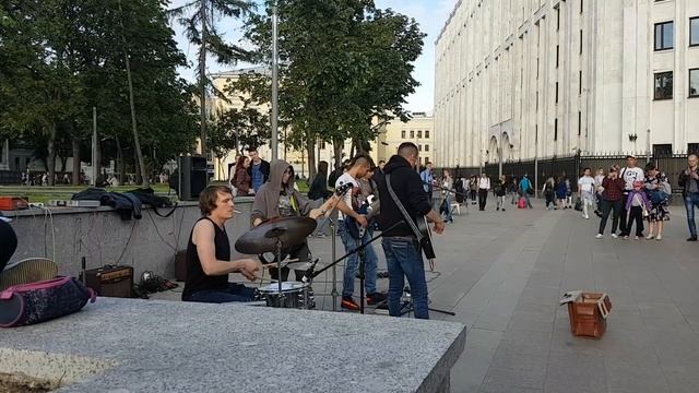 Король и Шут - Лесник, в исполнении уличных музыкантов смотреть онлайн