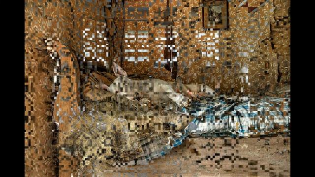 Бультерьер путешествует с хозяйкой и позирует в заброшенных зданиях смотреть онлайн