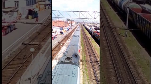 Электровоз ЭП1-207 с поездом №466 Адлер-Астрахань на ст.Сальск смотреть онлайн