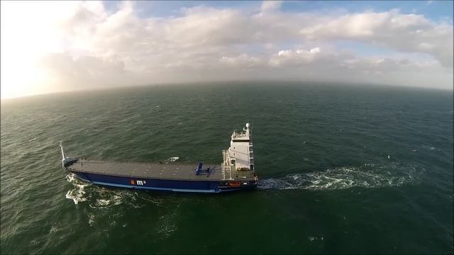 Extreme small plane landing on a ship at sea - and subsequent takeoff смотреть онлайн