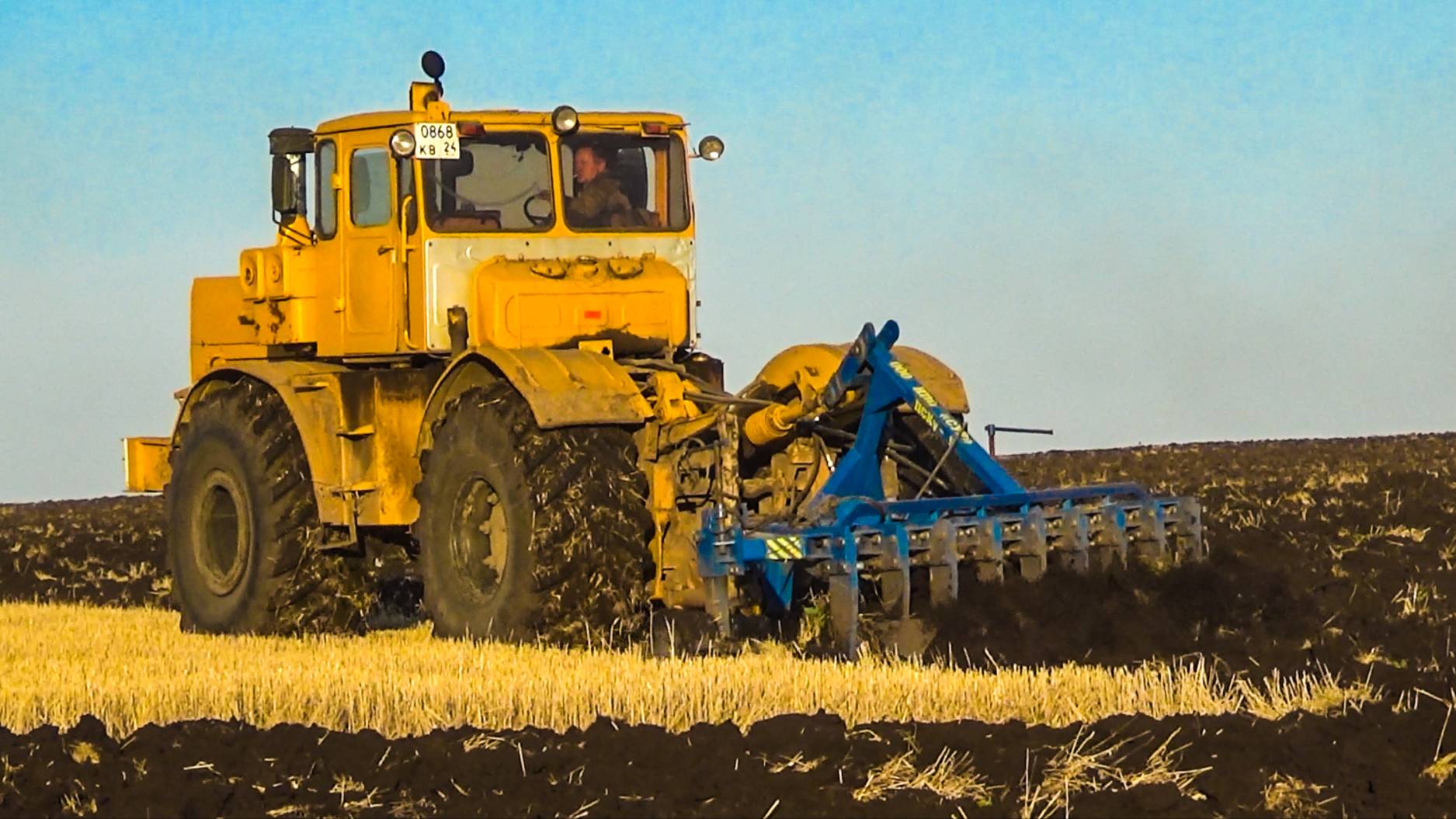 КИРОВЕЦ К-701 С ПЛУГОМ ПСКу-9 пашет зябь после дождей и заморозков. смотреть онлайн