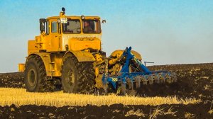 КИРОВЕЦ К-701 С ПЛУГОМ ПСКу-9 пашет зябь после дождей и заморозков.