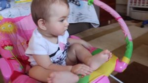 VLOG Подарки Алисе на 9 месяцев. Чуть не ушла гулять с утюгом)))