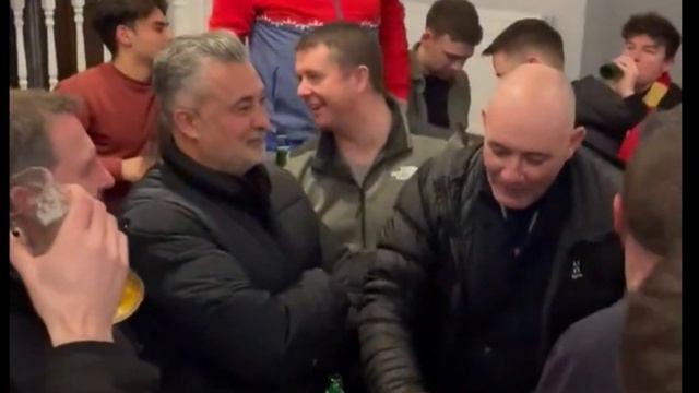 ?BOOZED-UP LIVERPOOL FANS MOCK MAN UNITED WITH REACT✅ION TO WIN OVER MAN UTD смотреть онлайн