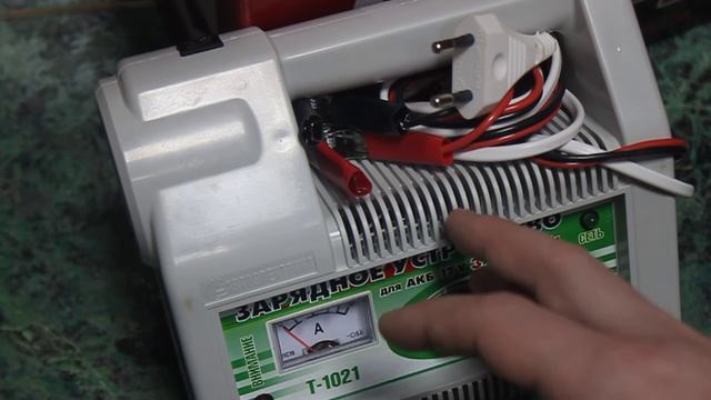 Какой зарядкой можно заряжать АКБ прям на машине? смотреть онлайн