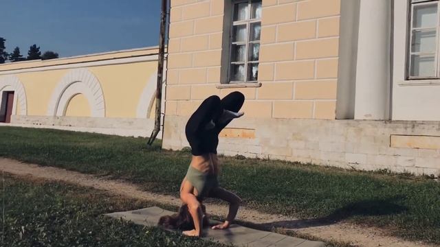 Стойка на голове, выход в лотос смотреть онлайн