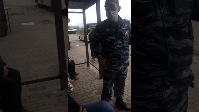 Менты решили докопаться до парня но, как только я достал камеру сразу свалили! смотреть онлайн