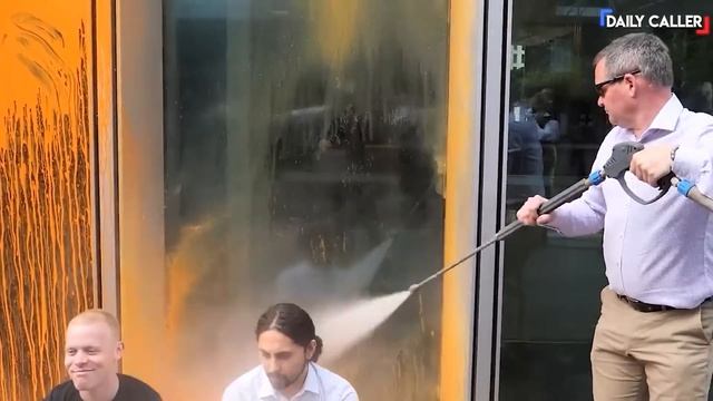 'Just Stop Oil' Protestors Getting Wrecked смотреть онлайн