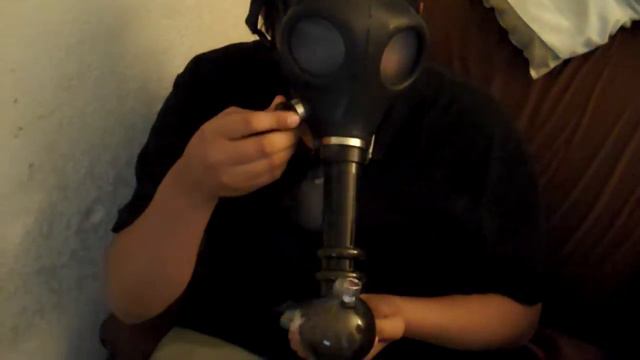 friends hitting the gas mask bong hella hard pt 2 6/12/11 смотреть онлайн