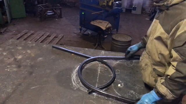 Кованая скамейка своими руками. Скамейка из проф труб. смотреть онлайн