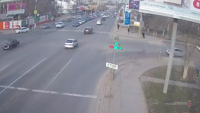 Появилось видео ДТП с переворотом на Второй Продольной в Волгограде смотреть онлайн