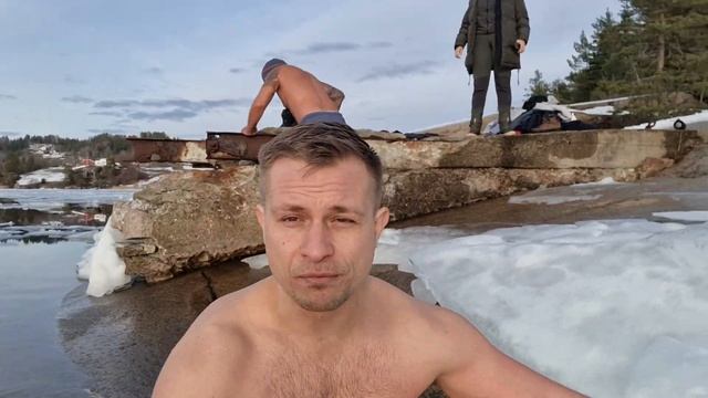 КУПАНИЕ во льдах фьорда ДРАММЕН смотреть онлайн
