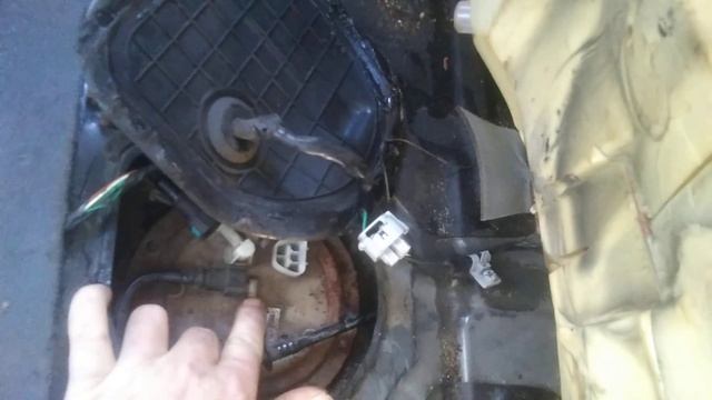 Replacing a fuel pump on a 2008 Kia Rio смотреть онлайн