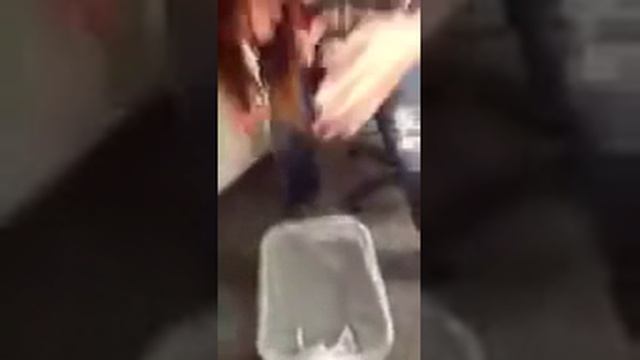 Кока Кола освобождает волосы от жевательной резинки смотреть онлайн