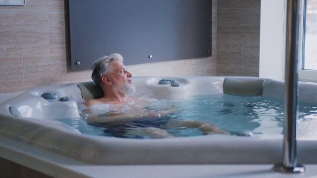 Старика выдворили из дорогого отеля, а утром, когда он вернулся всем было не до смеха смотреть онлайн